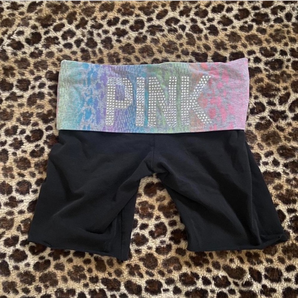 Rare Y2K PINK Fold Over Bedazzled Shorts in Cheetah Print In A Size XS